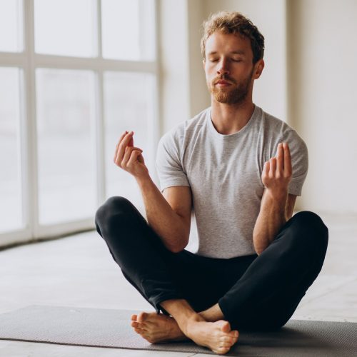 homme-pratiquant-yoga-tapis-maison
