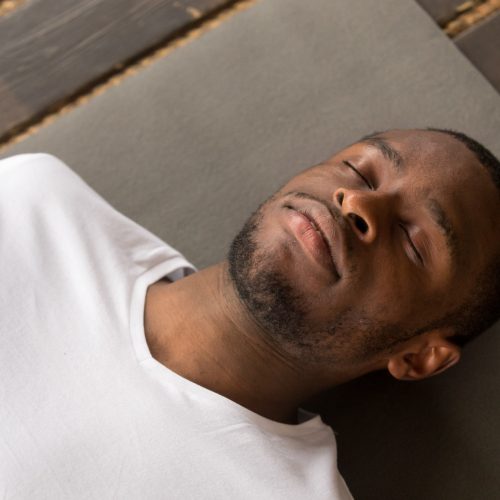 jeune-homme-noir-se-trouvant-dans-exercice-du-cadavre